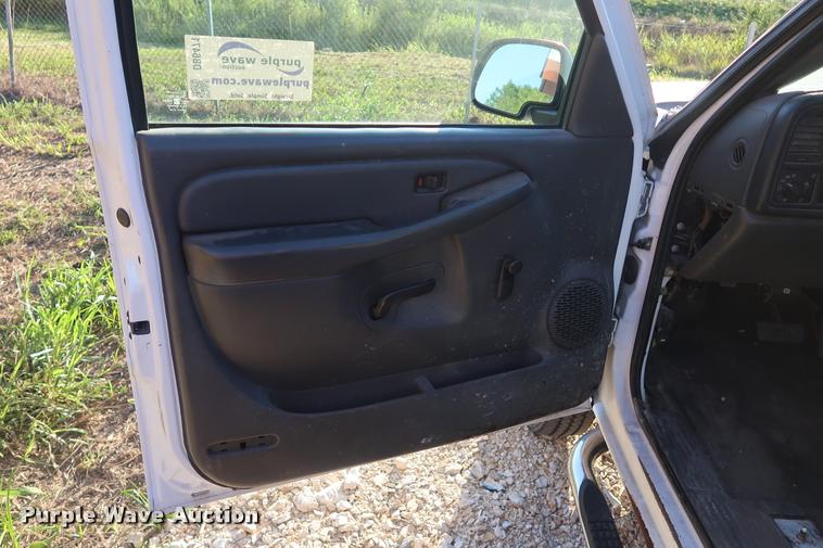 image for item DB6471 2005 Chevrolet Silverado 3500 flatbed pickup truck