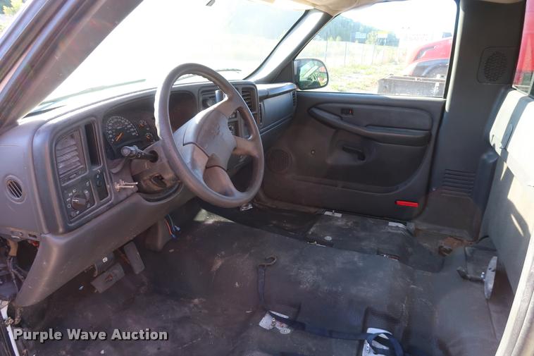 image for item DB6471 2005 Chevrolet Silverado 3500 flatbed pickup truck