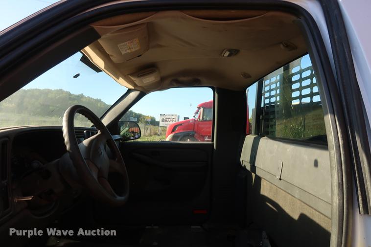 image for item DB6471 2005 Chevrolet Silverado 3500 flatbed pickup truck