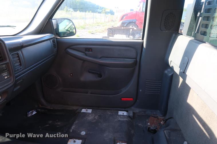 image for item DB6471 2005 Chevrolet Silverado 3500 flatbed pickup truck