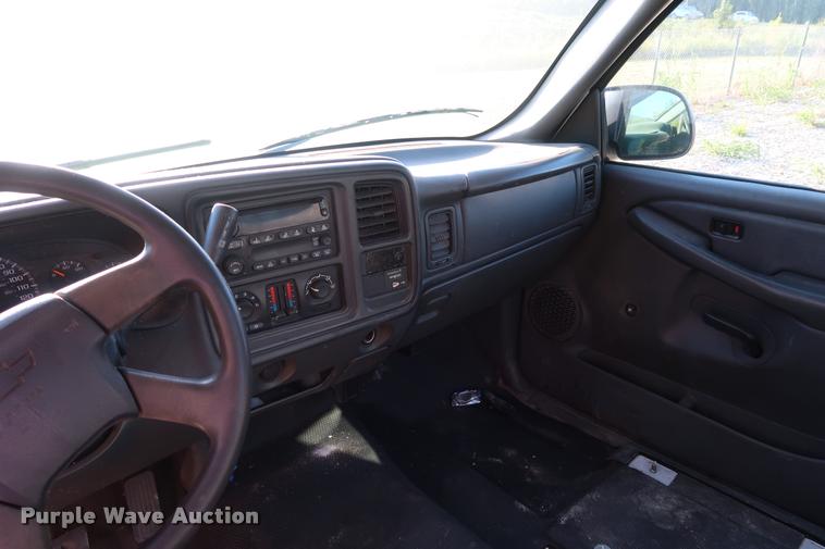 image for item DB6471 2005 Chevrolet Silverado 3500 flatbed pickup truck