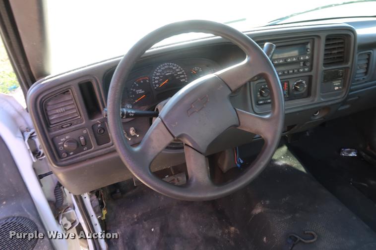 image for item DB6471 2005 Chevrolet Silverado 3500 flatbed pickup truck