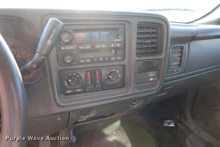 image for item DB6471 2005 Chevrolet Silverado 3500 flatbed pickup truck