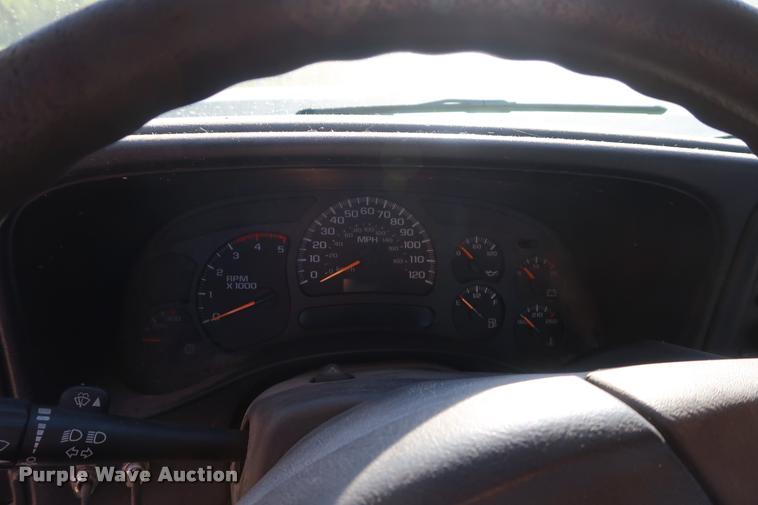 image for item DB6471 2005 Chevrolet Silverado 3500 flatbed pickup truck