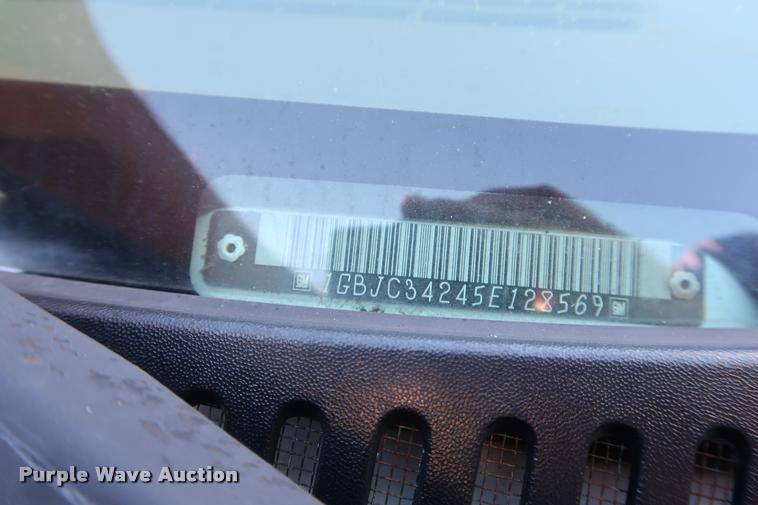 image for item DB6471 2005 Chevrolet Silverado 3500 flatbed pickup truck