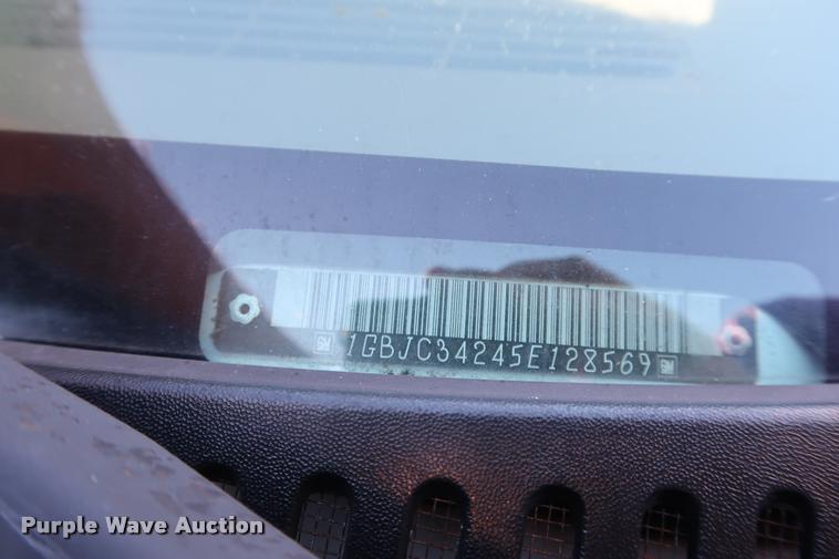 image for item DB6471 2005 Chevrolet Silverado 3500 flatbed pickup truck