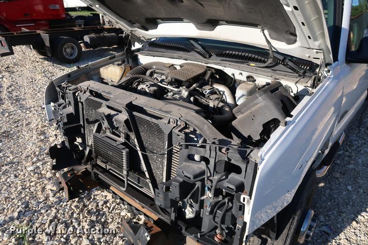 image for item DB6471 2005 Chevrolet Silverado 3500 flatbed pickup truck