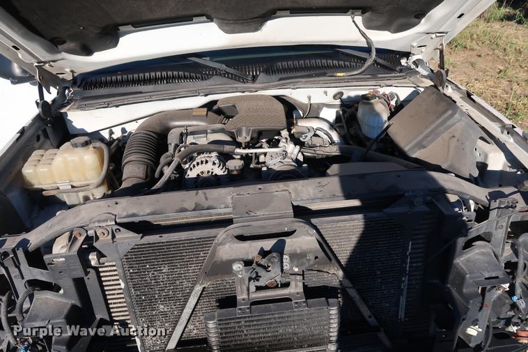 image for item DB6471 2005 Chevrolet Silverado 3500 flatbed pickup truck