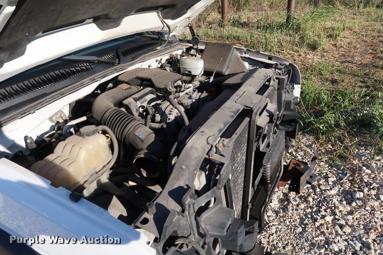 image for item DB6471 2005 Chevrolet Silverado 3500 flatbed pickup truck