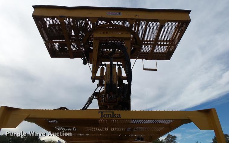 image for item DB7373 1998 International 4900 bucket truck