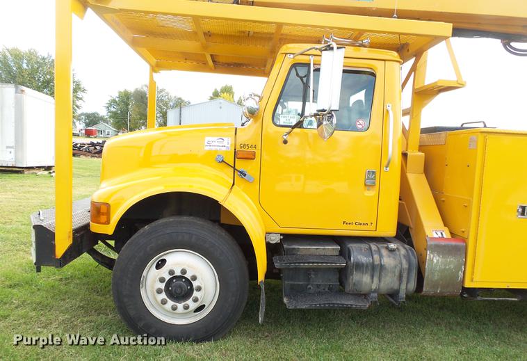 image for item DB7373 1998 International 4900 bucket truck