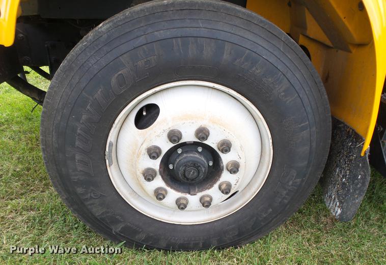 image for item DB7373 1998 International 4900 bucket truck