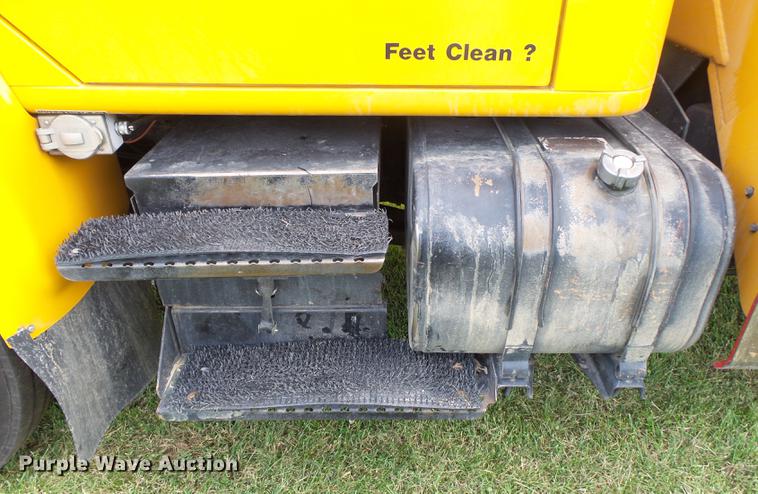 image for item DB7373 1998 International 4900 bucket truck