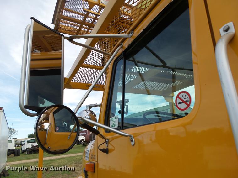 image for item DB7373 1998 International 4900 bucket truck