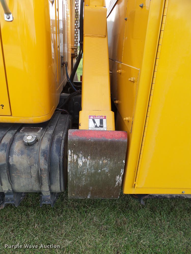 image for item DB7373 1998 International 4900 bucket truck