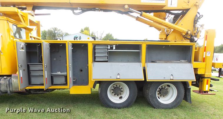 image for item DB7373 1998 International 4900 bucket truck