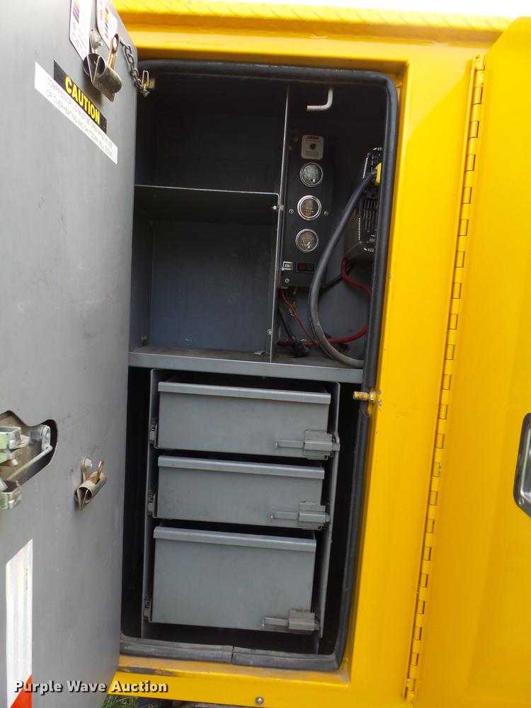 image for item DB7373 1998 International 4900 bucket truck