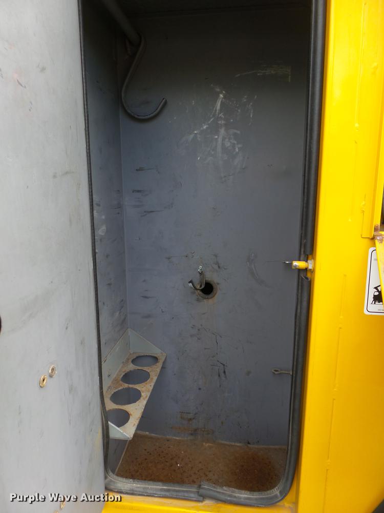 image for item DB7373 1998 International 4900 bucket truck