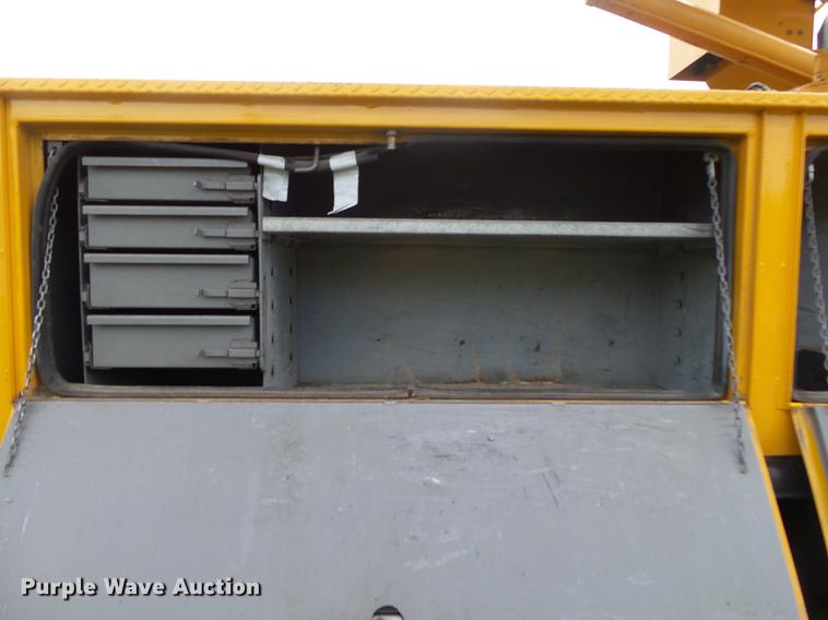 image for item DB7373 1998 International 4900 bucket truck