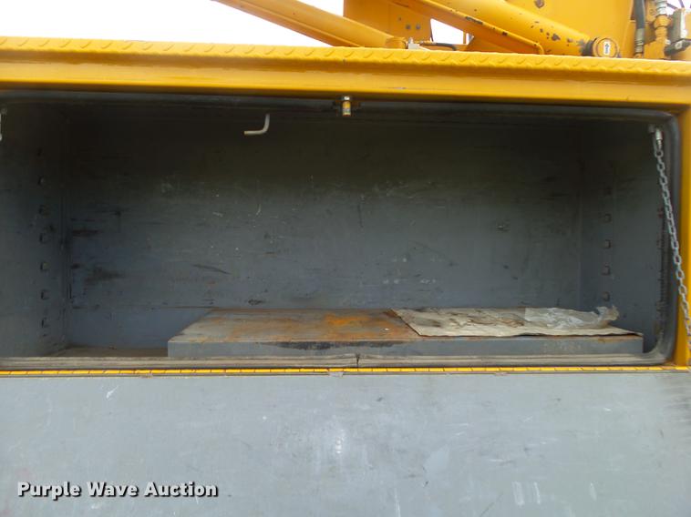 image for item DB7373 1998 International 4900 bucket truck