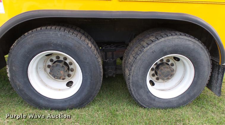 image for item DB7373 1998 International 4900 bucket truck