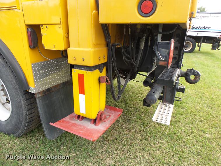 image for item DB7373 1998 International 4900 bucket truck