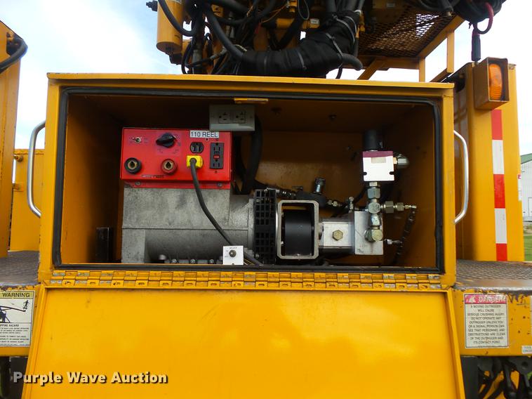 image for item DB7373 1998 International 4900 bucket truck