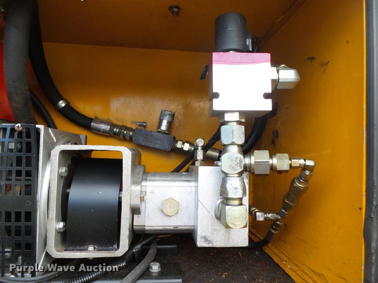 image for item DB7373 1998 International 4900 bucket truck