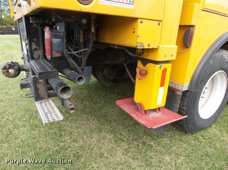 image for item DB7373 1998 International 4900 bucket truck