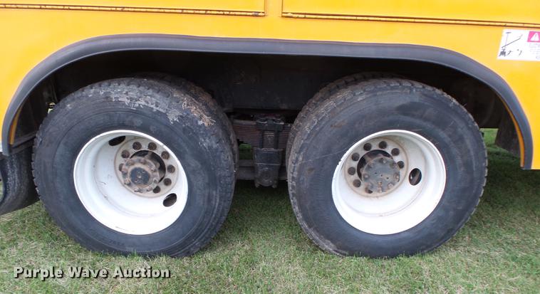 image for item DB7373 1998 International 4900 bucket truck