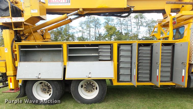 image for item DB7373 1998 International 4900 bucket truck