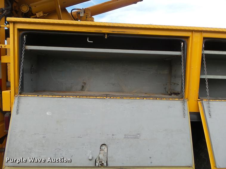 image for item DB7373 1998 International 4900 bucket truck