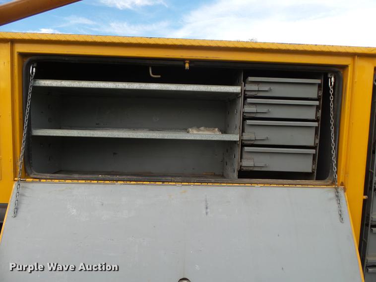 image for item DB7373 1998 International 4900 bucket truck