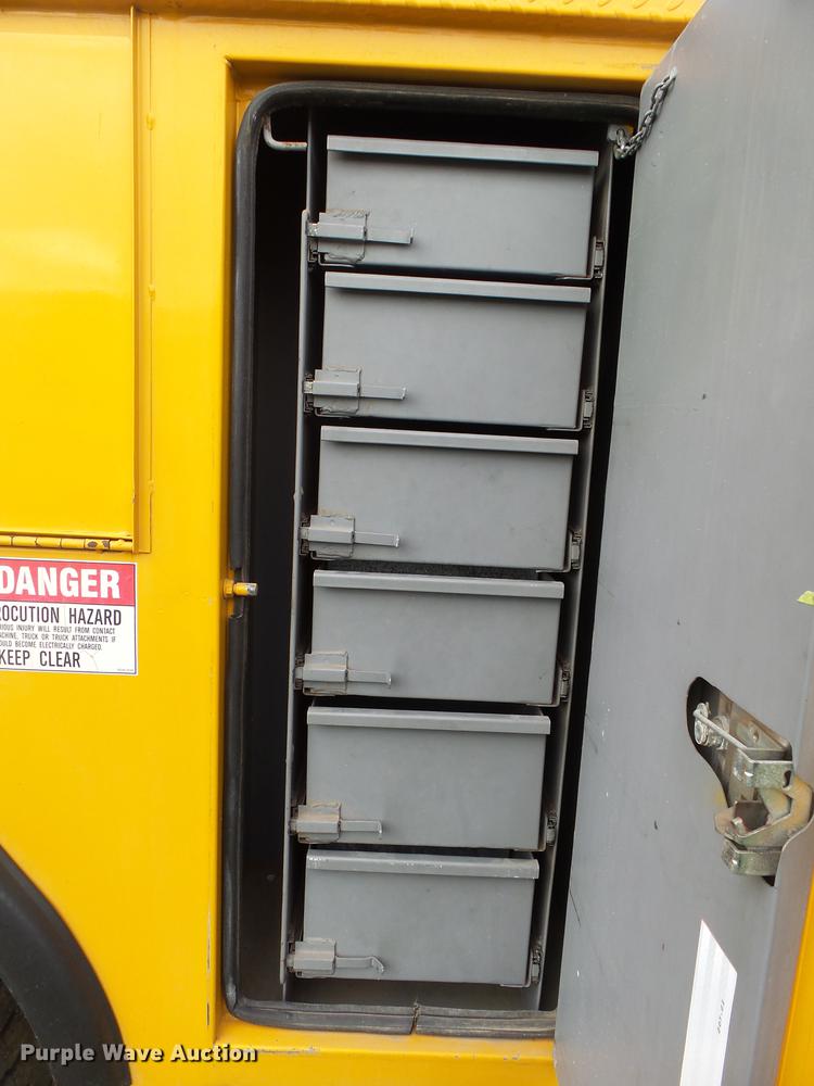 image for item DB7373 1998 International 4900 bucket truck