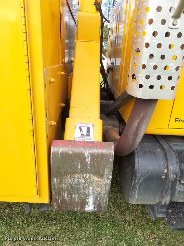 image for item DB7373 1998 International 4900 bucket truck