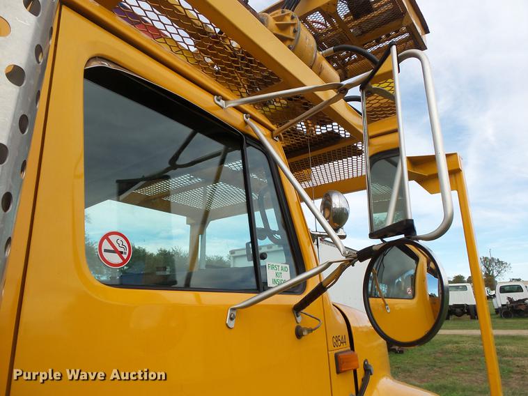 image for item DB7373 1998 International 4900 bucket truck