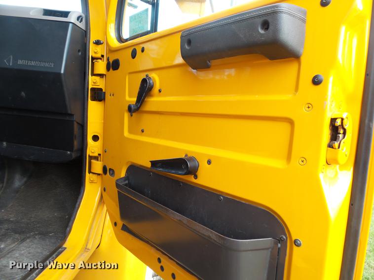 image for item DB7373 1998 International 4900 bucket truck