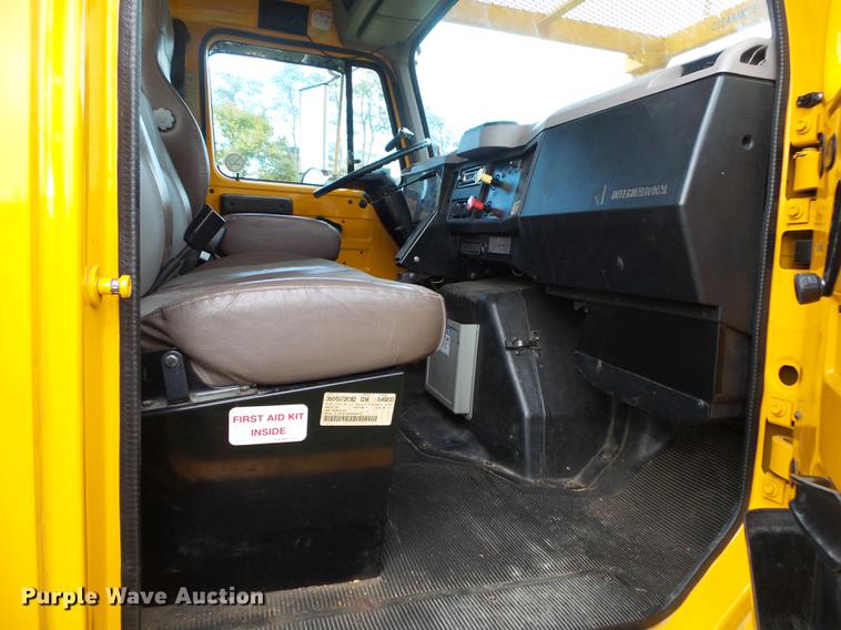 image for item DB7373 1998 International 4900 bucket truck