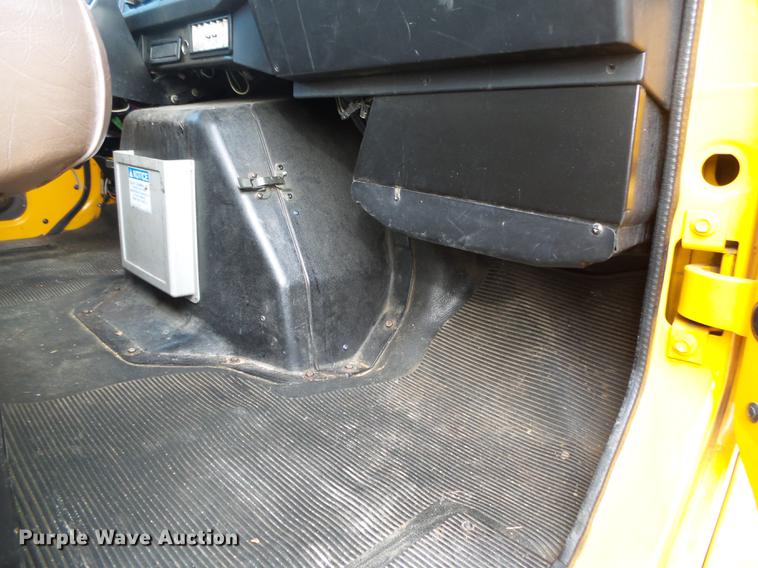 image for item DB7373 1998 International 4900 bucket truck