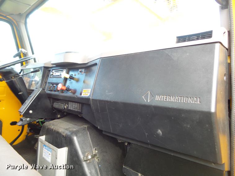 image for item DB7373 1998 International 4900 bucket truck