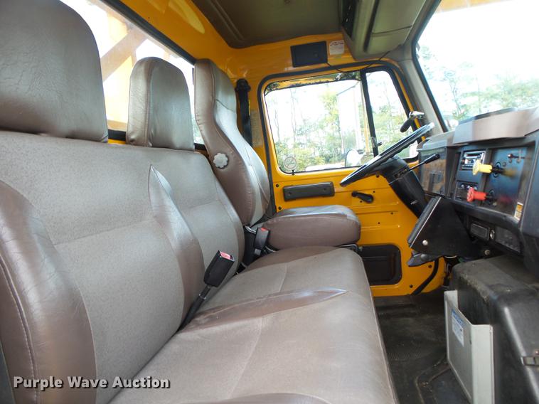 image for item DB7373 1998 International 4900 bucket truck