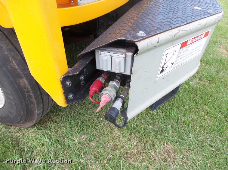 image for item DB7373 1998 International 4900 bucket truck