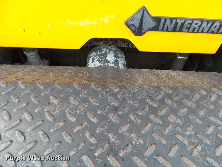 image for item DB7373 1998 International 4900 bucket truck