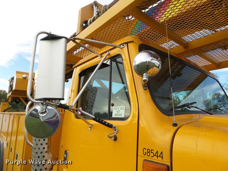 image for item DB7373 1998 International 4900 bucket truck