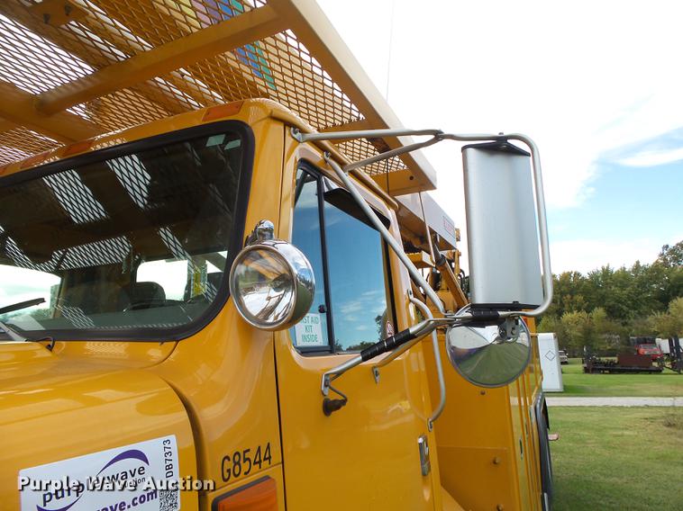 image for item DB7373 1998 International 4900 bucket truck