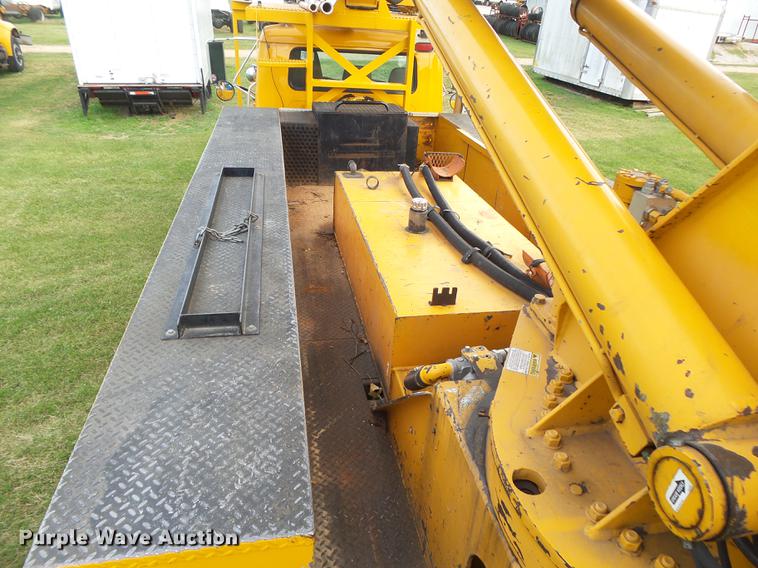 image for item DB7373 1998 International 4900 bucket truck