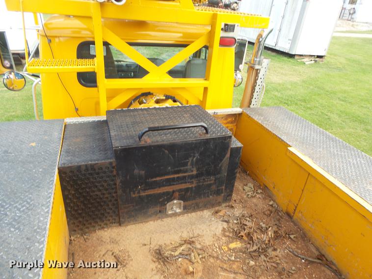 image for item DB7373 1998 International 4900 bucket truck