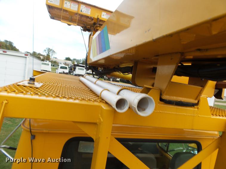 image for item DB7373 1998 International 4900 bucket truck