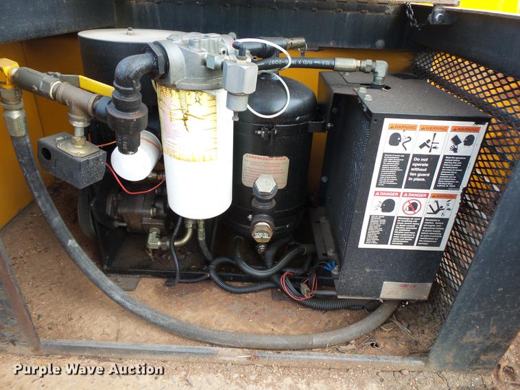 image for item DB7373 1998 International 4900 bucket truck