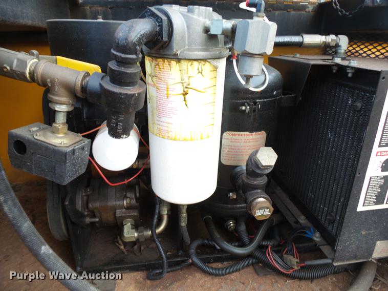 image for item DB7373 1998 International 4900 bucket truck